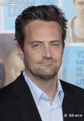 Après une brève relation avec Julia Roberts, Matthew Perry n'a jamais trouvé chaussure à son pied ! Après des allers et retours dans les cures de désintox, Matthew revient finalement sur le devant de la scène dans  17 ans, encore  ! Et Bing !<br