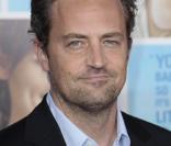 Après une brève relation avec Julia Roberts, Matthew Perry n'a jamais trouvé chaussure à son pied ! Après des allers et retours dans les cures de désintox, Matthew revient finalement sur le devant de la scène dans  17 ans, encore  ! Et Bing !<br