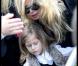 Valérie Bourdin, effondrée, et sa petite Sasha aux obsèques de Filip Nikolic (Sainte Geneviève des Bois, 24 septembre 2009)