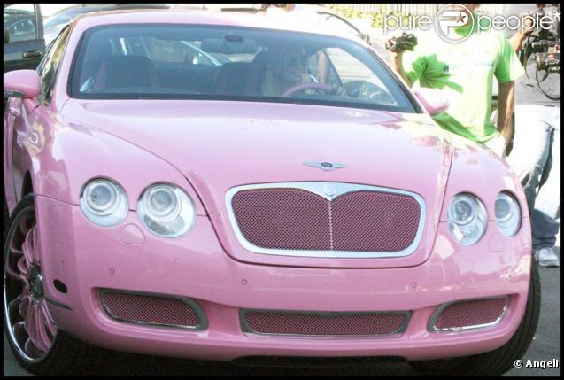 Paris Hilton et sa Bentley dans West Hollywood le 24 septembre 2009 