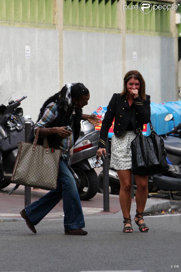 François-Xavier de Secret Story entarté le 21/09/09 dans les rues de Paris. Juliette, l'attachée de presse d'Endemol, n'arrive pas à reprendre son calme. 