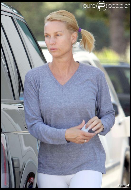Nicollette Sheridan, sans maquillage, en jogging et baskets s'est arrêtée dans une station service pour prendre de l'essence le 18 septembre 2009