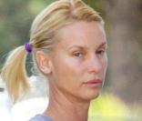 Nicollette Sheridan, sans maquillage, en jogging et baskets s'est arrêtée dans une station service pour prendre de l'essence le 18 septembre 2009
