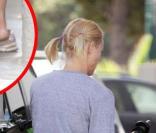 Nicollette Sheridan, sans maquillage, en jogging et baskets s'est arrêtée dans une station service pour prendre de l'essence le 18 septembre 2009