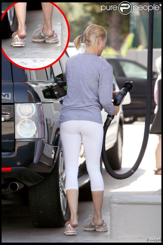 Nicollette Sheridan, sans maquillage, en jogging et baskets s'est arrêtée dans une station service pour prendre de l'essence le 18 septembre 2009