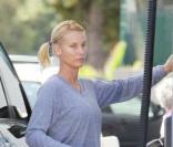 Nicollette Sheridan, sans maquillage, en jogging et baskets s\'est arrêtée dans une station service pour prendre de l\'essence le 18 septembre 2009