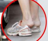 Nicollette Sheridan, sans maquillage, en jogging et baskets s\'est arrêtée dans une station service pour prendre de l\'essence le 18 septembre 2009