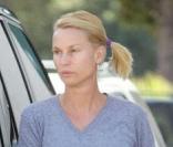 Nicollette Sheridan, sans maquillage, en jogging et baskets s\'est arrêtée dans une station service pour prendre de l\'essence le 18 septembre 2009