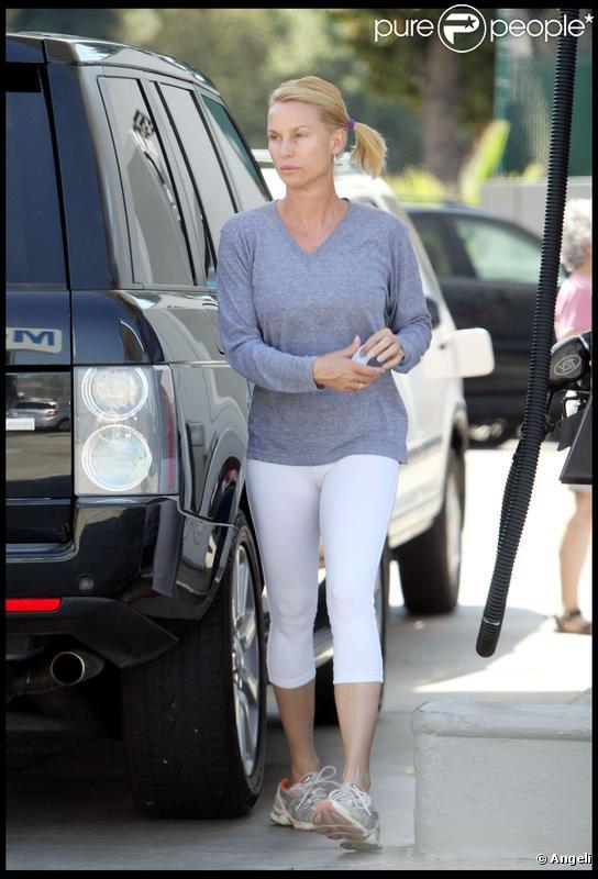 Nicollette Sheridan, sans maquillage, en jogging et baskets s'est arrêtée dans une station service pour prendre de l'essence le 18 septembre 2009