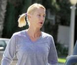 Nicollette Sheridan, sans maquillage, en jogging et baskets s\'est arrêtée dans une station service pour prendre de l\'essence le 18 septembre 2009