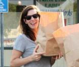 Liv Tyler s'est arrêtée chez Nature Mart pour acheter des produits bio. Après s'être amusée à se cacher derrière son sac elle nous offre son plus beau sourire à Los Feliz le 18 septembre 2009