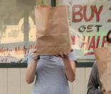 Liv Tyler s'est arrêtée chez Nature Mart pour acheter des produits bio. Après s'être amusée à se cacher derrière son sac elle nous offre son plus beau sourire à Los Feliz le 18 septembre 2009