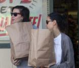 Liv Tyler s'est arrêtée chez Nature Mart pour acheter des produits bio. Après s'être amusée à se cacher derrière son sac elle nous offre son plus beau sourire à Los Feliz le 18 septembre 2009