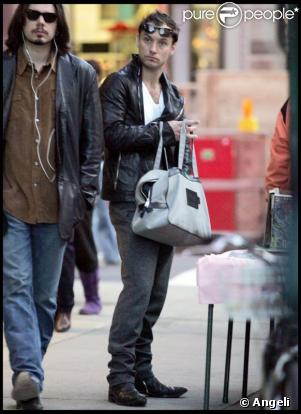 Jude Law lit son journal devant le cinéma à New-York en attendand ses amis le 20 septembre 2009
