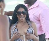 Lil Kim, en vacances, profite du soleil sur la plage de Miami avec quelques amis le 22 septembre 2009
