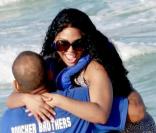 Lil Kim, en vacances, profite du soleil sur la plage de Miami avec quelques amis le 22 septembre 2009