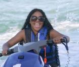 Lil Kim, en vacances, profite du soleil sur la plage de Miami avec quelques amis le 22 septembre 2009