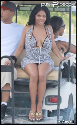 Lil Kim, en vacances, profite du soleil sur la plage de Miami avec quelques amis le 22 septembre 2009