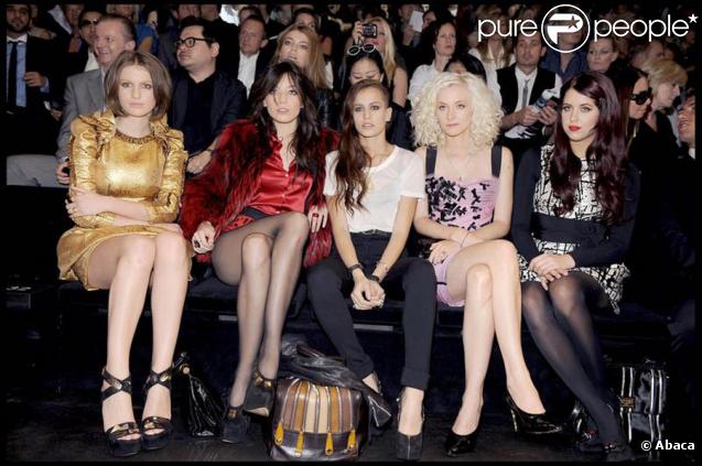 Tali Lennox, Daisy Lowe, Alice Dellal, Portia Freeman et paeches Geldof au défilé Dolce & Gabbana à Milan, le 27 septembre 2009