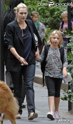 Kate Winslet et sa fille Mia Honey sur le chemin de l'école, à New York. Septembre 2009