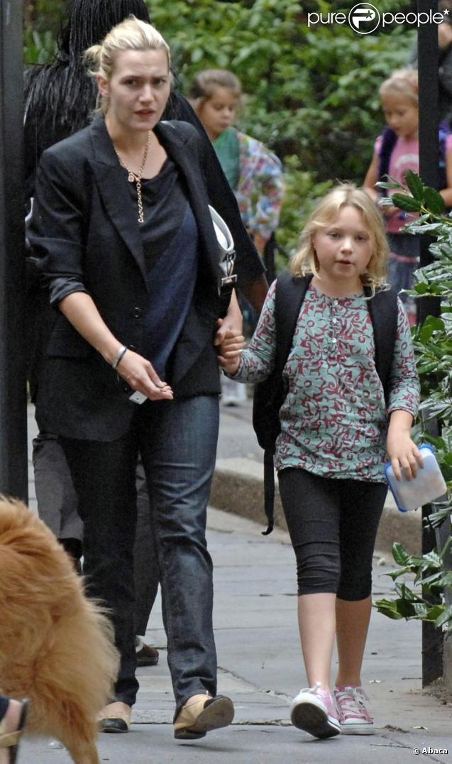 Kate Winslet et sa fille Mia Honey sur le chemin de l'école, à New York. Septembre 2009