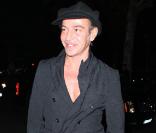 John Galliano au Palais de Tokyo pour assister à l'exposition 