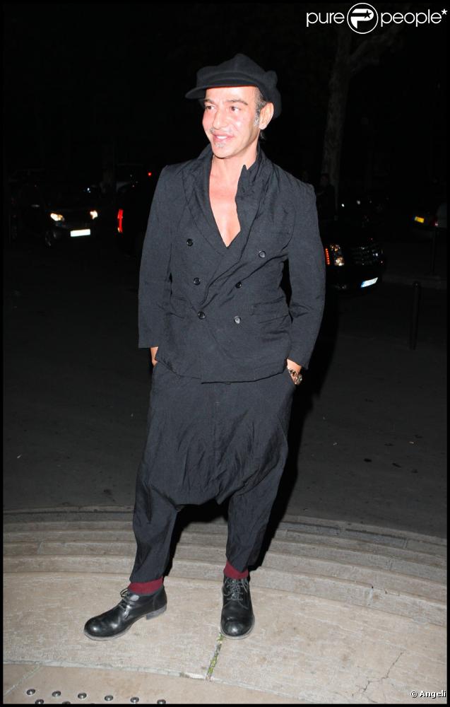 John Galliano au Palais de Tokyo pour assister à l'exposition 