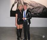 Jean-Claude Jitrois et son égérie Sarah Marshall (habillée en Jitrois) à l'exposition 