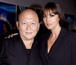 Monica Bellucci et le héros de la soirée à l\'exposition Tyen, 30 ans de Création, au Palais de Tokyo, le 28/09/09