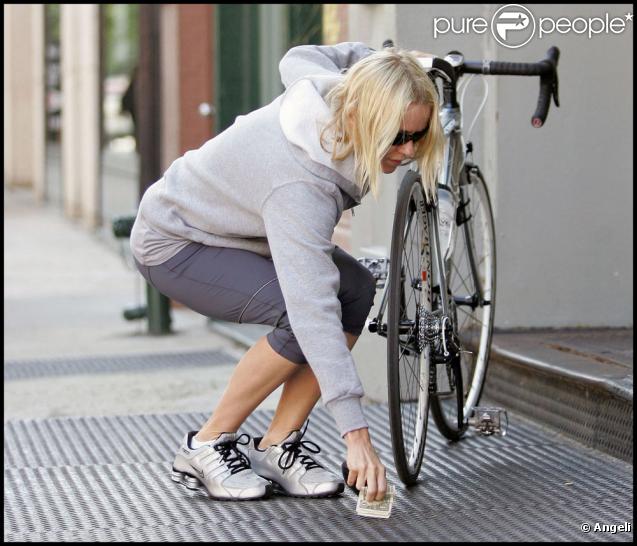 Naomi Watts fait du vélo à New York (29 septembre 2009)