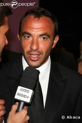 Nikos Aliagas présente quotidiennement le  6/9  d'NRJ !