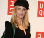 Frédérique Bel jamais sans son sac Lancel à l'inauguration de la boutique Uniqlo à Paris le 30/09/09