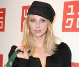 Frédérique Bel jamais sans son joli sac Lancel à l'inauguration de la boutique Uniqlo à Paris le 30/09/09