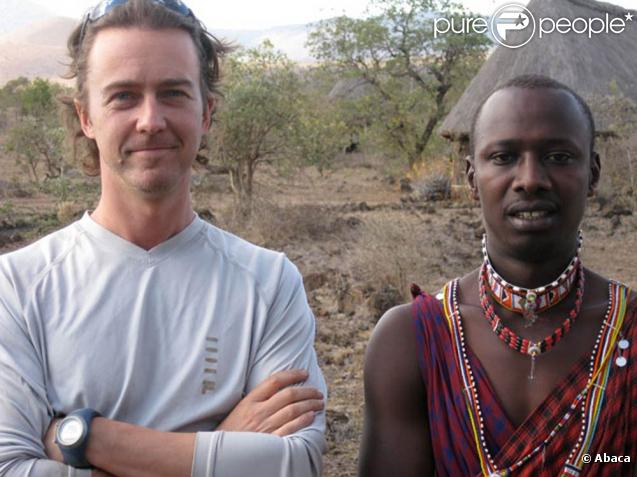 Edward Norton s'est récemment rendu au Kenya pour s'entraîner avant le marathon de New York qu'il courra le 1er novembre pour soutenir le peuple massaï et ses actions de protection de la nature.