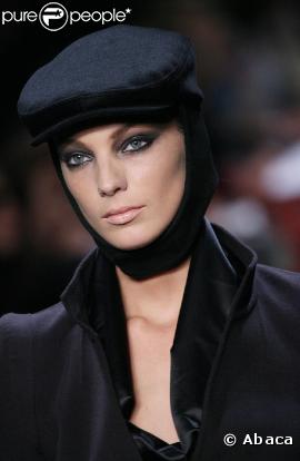 Affichant d'ordinaire un maquillage léger, Daria Werbowy mise sur les yeux charbonneux pour ses défilés sur les podiums.