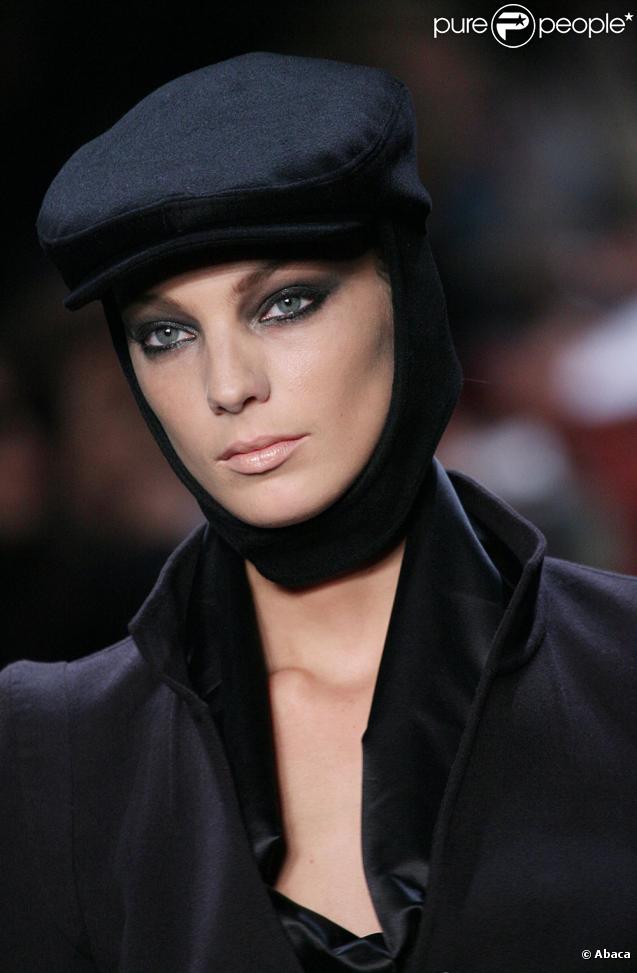 Affichant d'ordinaire un maquillage léger, Daria Werbowy mise sur les yeux charbonneux pour ses défilés sur les podiums. 