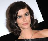 Ténébreuse et envoûtante, Anna Mouglalis peut toujours compter sur sa voix rauque et son regard de braise. 