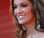 Dotée d'un regard profond, Nadia Farès fait partie des beautés du cinéma français. Ses yeux parfaitement maquillés prouvent que l'actrice sait se mettre en valeur. 