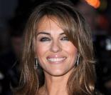 Ses yeux bleus, parfaitement maquillés, garantissent à Elizabeth Hurley d'être la reine de n'importe quelle soirée. 