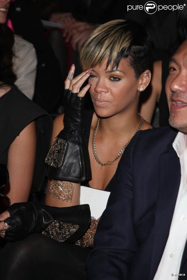 Rihanna et Katy Perry au défilé Karl Lagerfeld dans l'espace éphémère des Tuileries lors de la Fashion Week parisienne le 4 octobre 2009