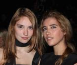 Déborah François et Vahina Giocante au défilé Karl Lagerfeld dans l'espace éphémère des Tuileries lors de la Fashion Week parisienne le 4 octobre 2009