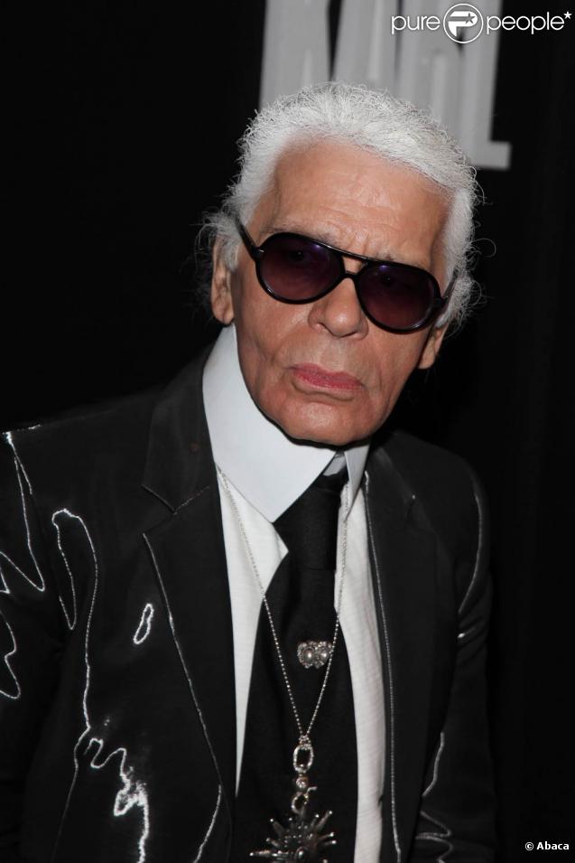 Karl Lagerfeld au défilé Karl Lagerfeld dans l'espace éphémère des Tuileries lors de la Fashion Week parisienne le 4 octobre 2009