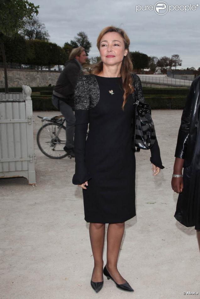 Catherine Frot au défilé Karl Lagerfeld dans l'espace éphémère des Tuileries lors de la Fashion Week parisienne le 4 octobre 2009