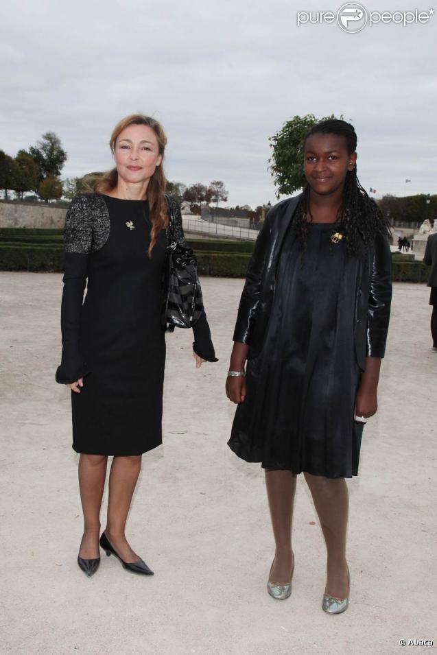 Catherine Frot au défilé Karl Lagerfeld dans l'espace éphémère des Tuileries lors de la Fashion Week parisienne le 4 octobre 2009