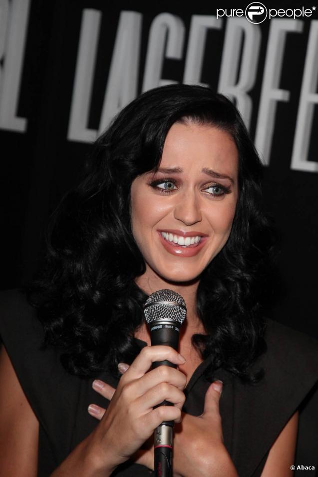 Katy Perry au défilé Karl Lagerfeld dans l'espace éphémère des Tuileries lors de la Fashion Week parisienne le 4 octobre 2009