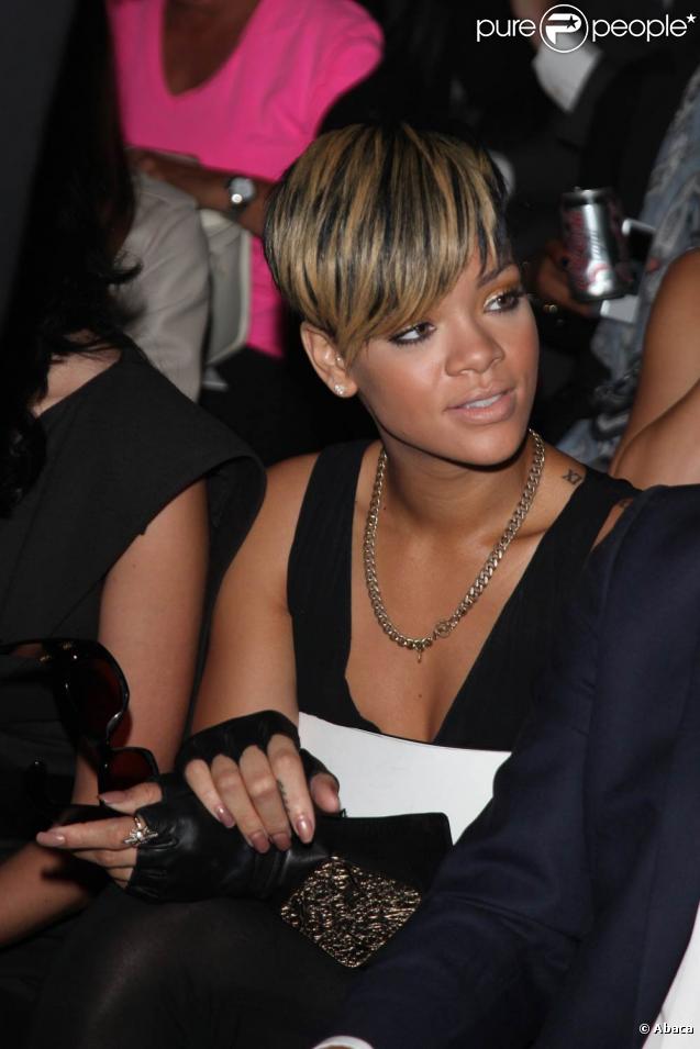 Rihanna et Katy Perry au défilé Karl Lagerfeld dans l'espace éphémère des Tuileries lors de la Fashion Week parisienne le 4 octobre 2009
