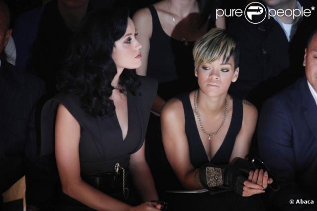 Rihanna et Katy Perry au défilé Karl Lagerfeld dans l'espace éphémère des Tuileries lors de la Fashion Week parisienne le 4 octobre 2009
