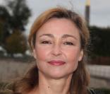 Catherine Frot au défilé Karl Lagerfeld dans l'espace éphémère des Tuileries lors de la Fashion Week parisienne le 4 octobre 2009