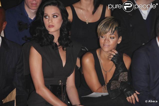 Rihanna et Katy Perry au défilé Karl Lagerfeld dans l'espace éphémère des Tuileries lors de la Fashion Week parisienne le 4 octobre 2009
