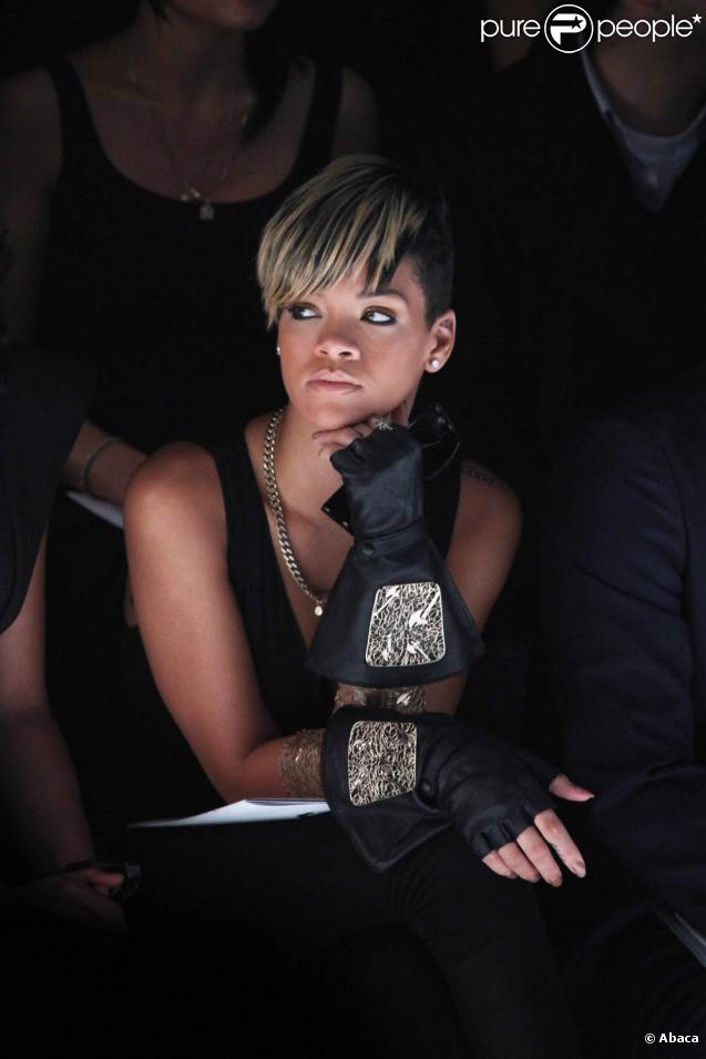 Rihanna et Katy Perry au défilé Karl Lagerfeld dans l'espace éphémère des Tuileries lors de la Fashion Week parisienne le 4 octobre 2009